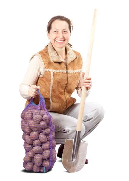 Agricultor con patatas cosechadas y pala — Foto de Stock