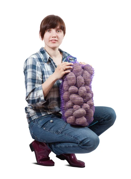 Agricultor com batatas colhidas — Fotografia de Stock