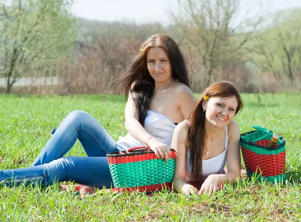 Vrouwen ontspannen in park — Stockfoto