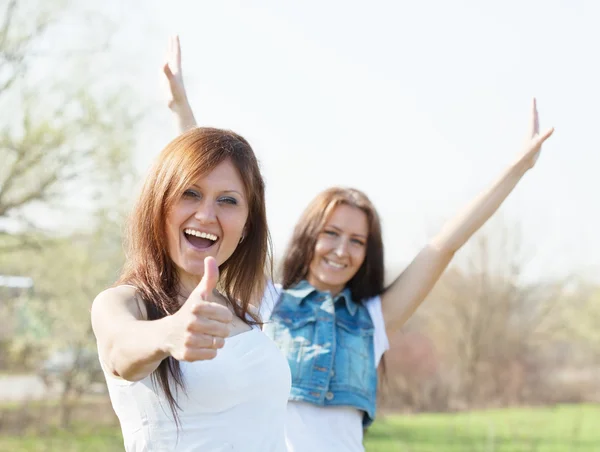 Zwei glückliche Frauen — Stockfoto