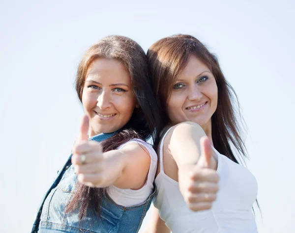 Glada kvinnor med tummen upp — Stockfoto