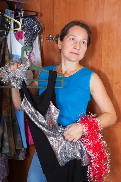 Mogen kvinna tänkande i garderob — Stockfoto