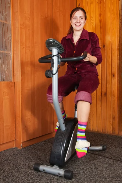 Vrouw oefening op spinnen fiets — Stockfoto