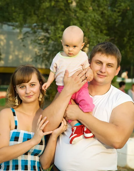 Otec a matka s dítětem — Stock fotografie