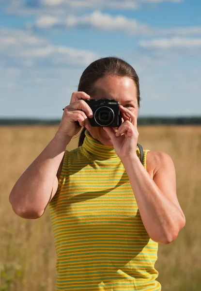 Senior woman taking photo — Stock Photo, Image
