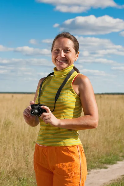 Mujer con cámara en el campo —  Fotos de Stock