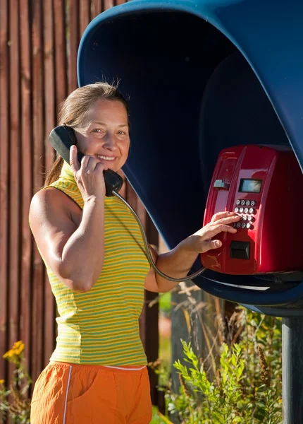 Woman on the payphone — Stock Photo, Image