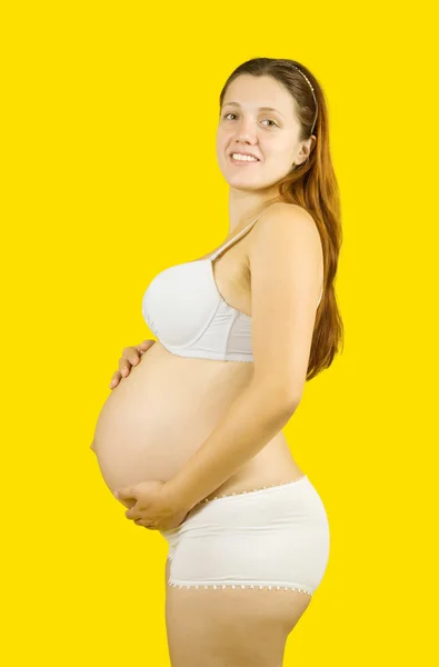 Беременная девушка держит живот — стоковое фото