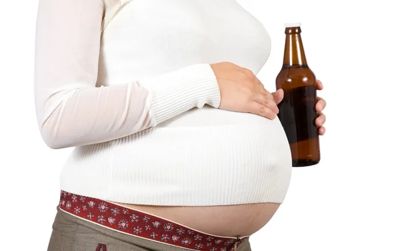 Zwangere vrouw houden flesje bier — Stockfoto