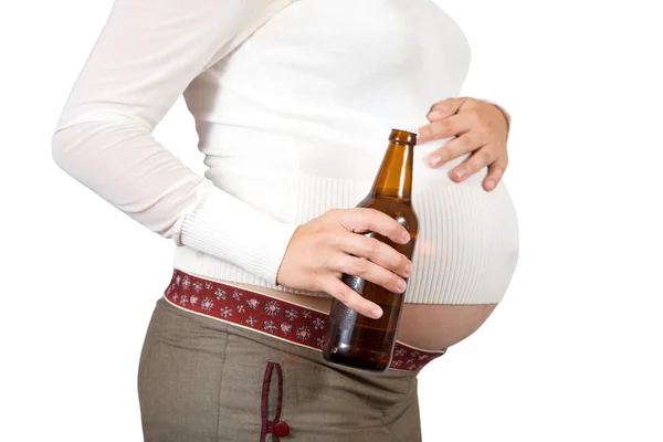 ビールの瓶と妊娠中の女性 — ストック写真