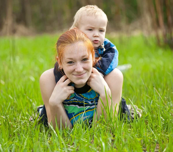 Glückliche Mutter mit ihrem Sohn — Stockfoto