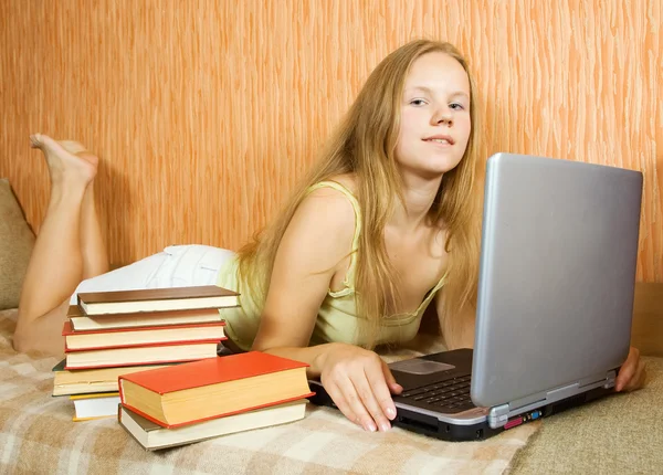 Sexy Studentin liegt mit Laptop — Stockfoto