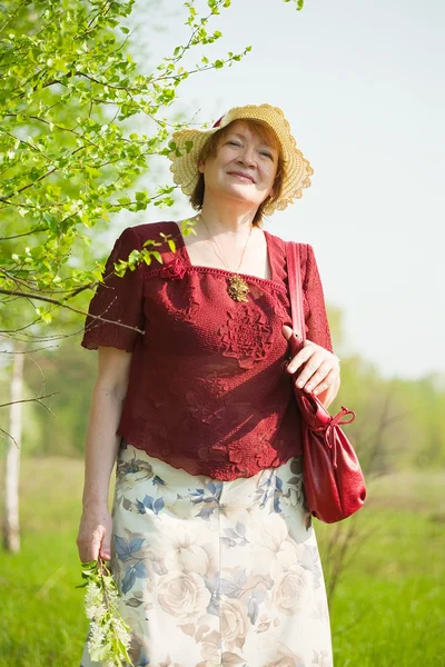 Mujer contra paisaje primaveral —  Fotos de Stock