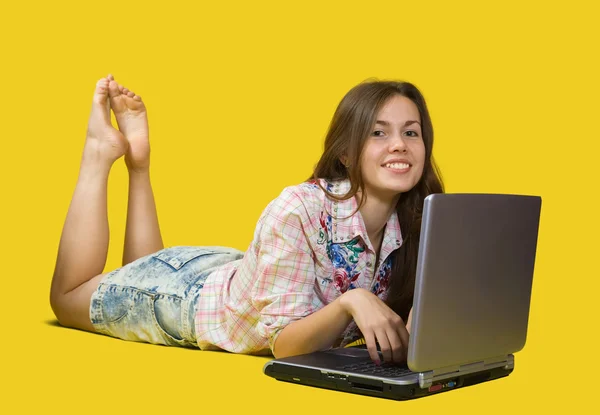 Девушка лежит с ноутбуком — стоковое фото