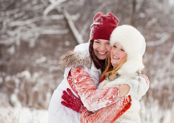 Girls plays at winter park — Stockfoto