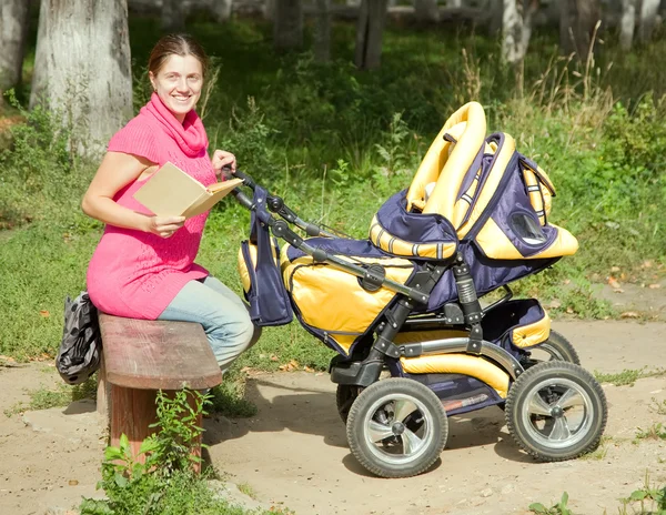 Kvinna med barnvagn — Stockfoto