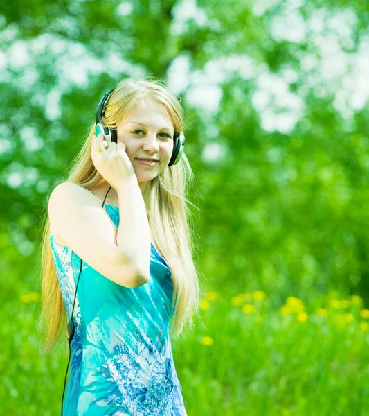 Ragazza ascoltare musica — Foto Stock