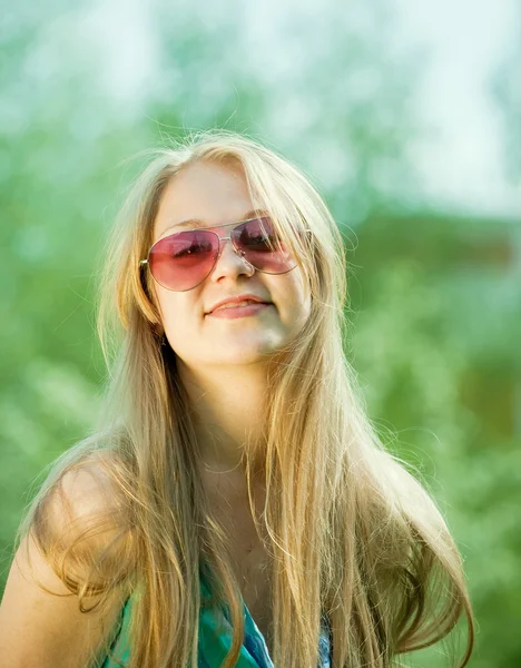 Lány visel napszemüveg — Stock Fotó