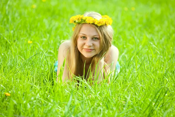 Dívka v trávě na louce — Stock fotografie