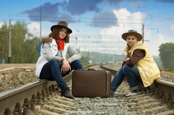 Ül a vasút lányok — Stock Fotó