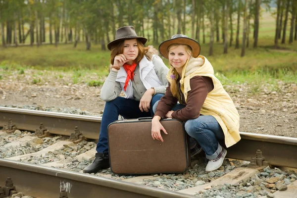 Jenter på jernbane – stockfoto