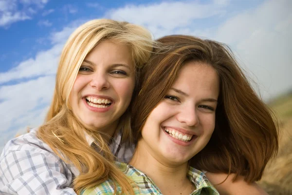 Två glada tjejer tillsammans — Stockfoto