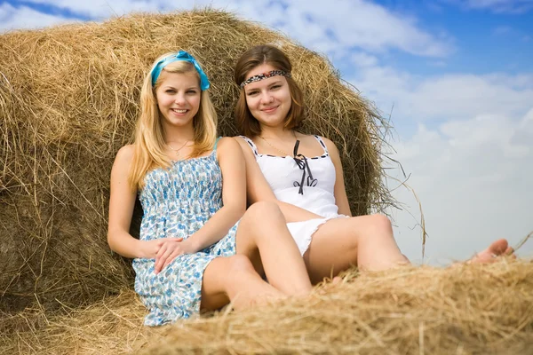 干し草の農村の少女たち — ストック写真