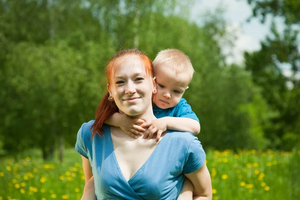 Mutter mit ihrem Sohn — Stockfoto