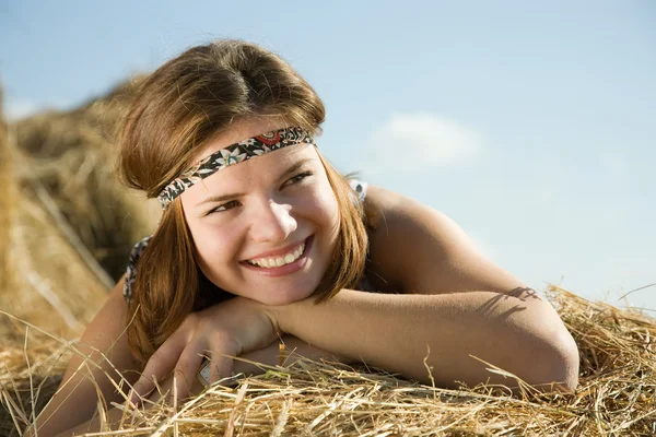 干し草の保釈を置く少女 — ストック写真