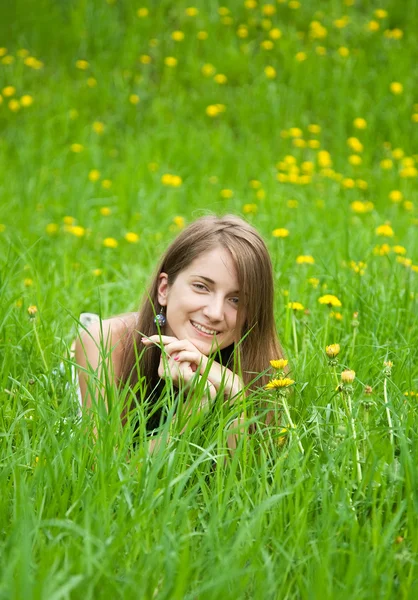 Ragazza sdraiata in erba prato — Foto Stock