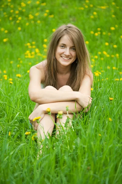 Девочка-подросток в траве — стоковое фото