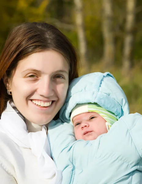 Boldog anya kisbabával — Stock Fotó