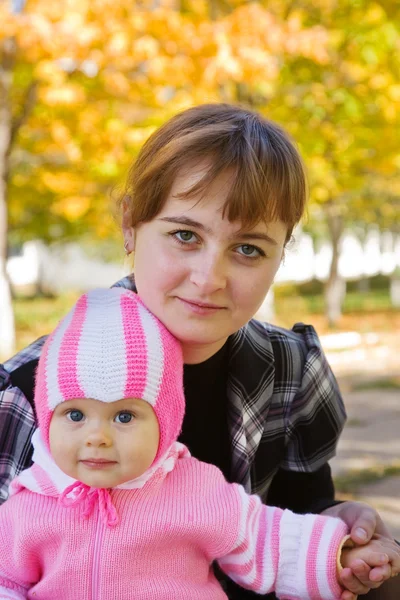 Мати з дитиною восени — стокове фото