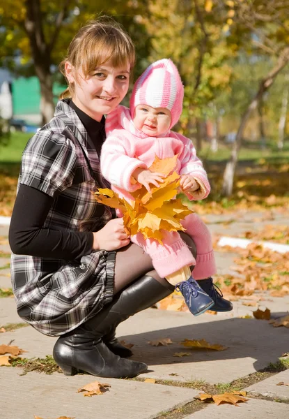 秋の小さな赤ちゃんと母親 — ストック写真