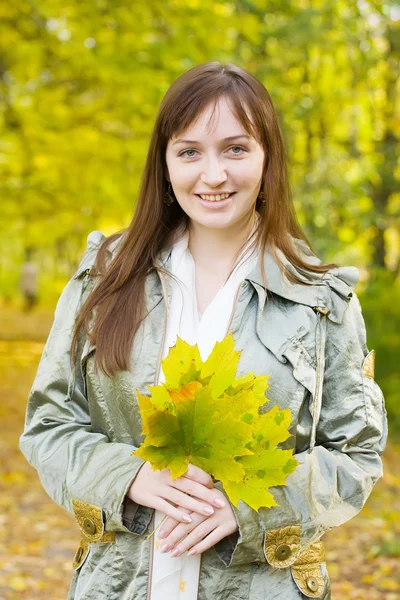 Κορίτσι με τα φύλλα σφενδάμου — Φωτογραφία Αρχείου