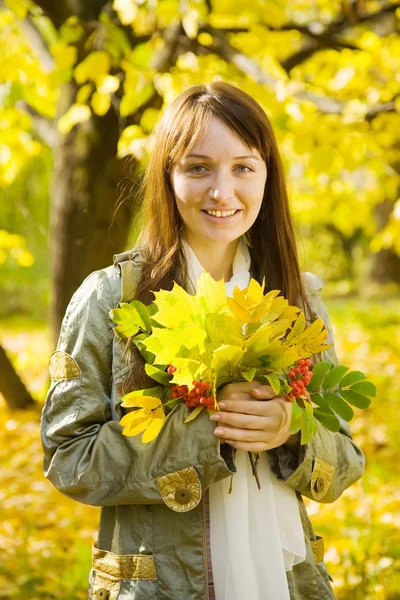 Chica con ramo de otoño —  Fotos de Stock