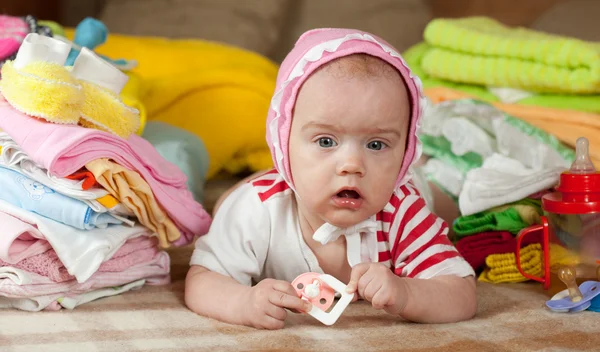Bebek Giyim yığını ile kız bebek — Stok fotoğraf