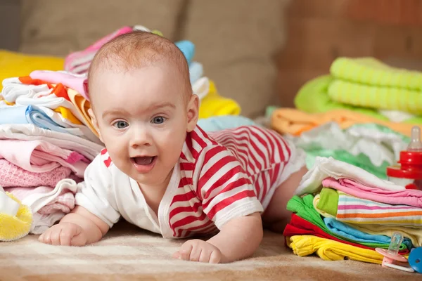 Bébé fille avec des vêtements pour enfants — Photo