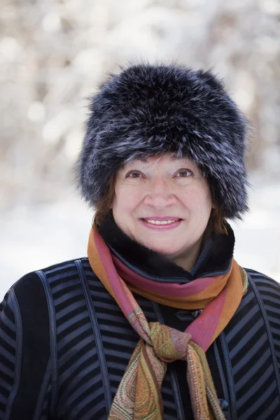 Kış mutlu olgun kadın — Stok fotoğraf