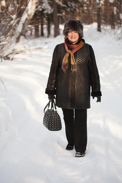 Reife Frau geht im Winter spazieren — Stockfoto