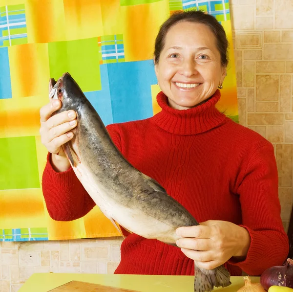 Kvinna med lax fisk — Stockfoto