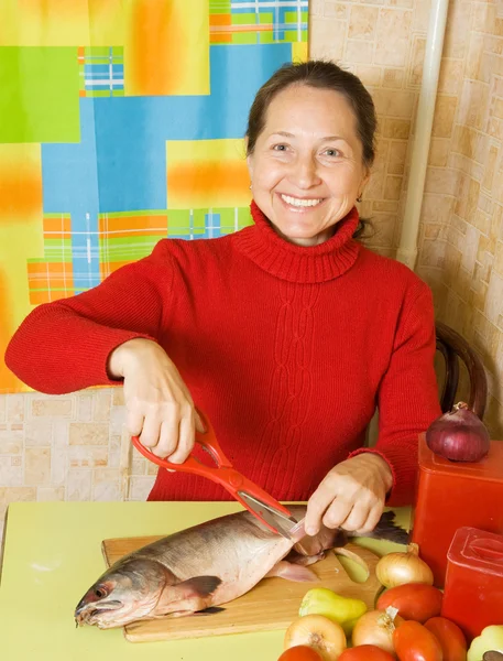 Woman cutting fin with scissors — Stock Photo, Image