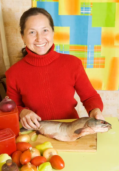 Nő, vörös lazac hal — Stock Fotó