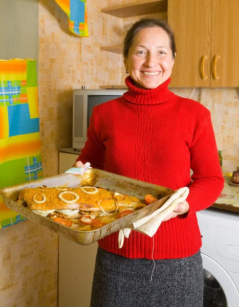 Woman with cooked fish — Stock Photo, Image