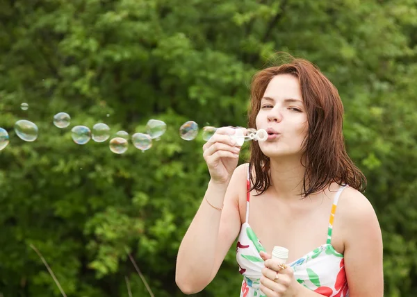 Mädchen macht Seifenblasen — Stockfoto