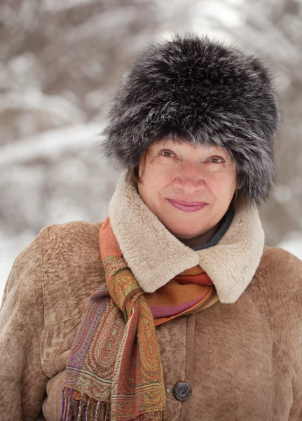 Érett nő téli erdőben — Stock Fotó