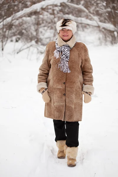 Starsza kobieta w zimie — Zdjęcie stockowe