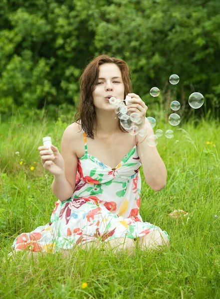 Ragazza facendo bolle di sapone — Foto Stock