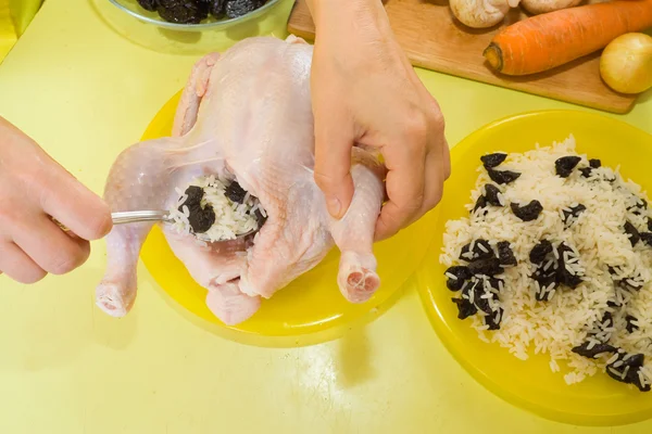 Vařit, takže nadívané kuře — Stock fotografie
