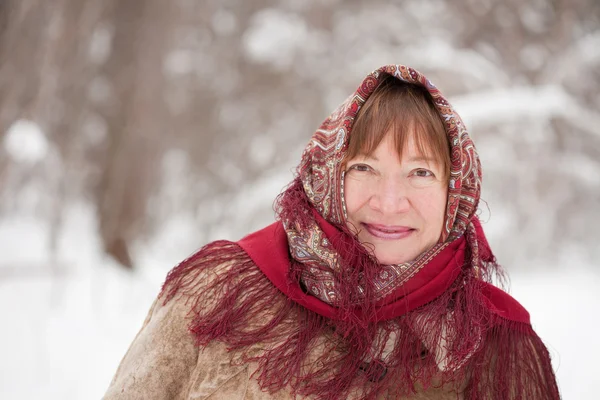 Mujer madura en babushka — Foto de Stock